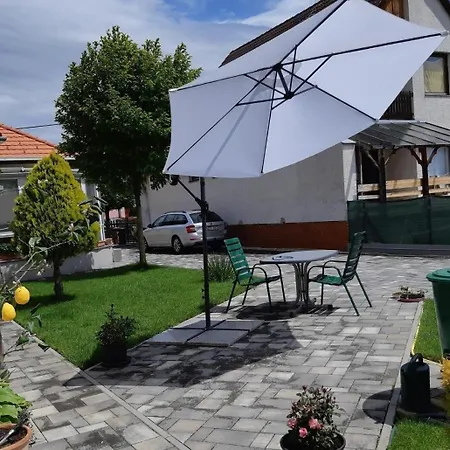 In Im Parterre Mit Garten *