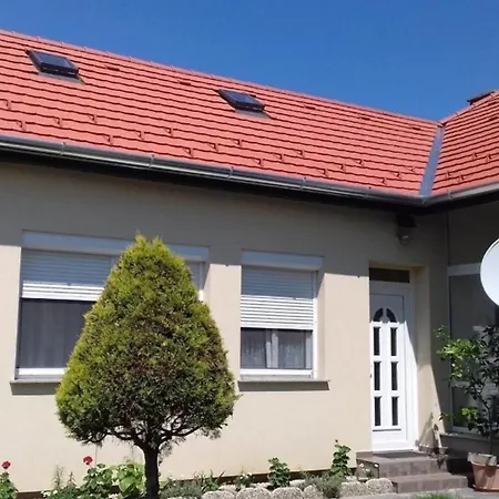 In Im Parterre Mit Garten * Bük