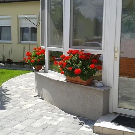 In Im Parterre Mit Garten Apartmán Bük
