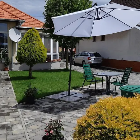 In Im Parterre Mit Garten