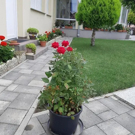 In Im Parterre Mit Garten Apartmán