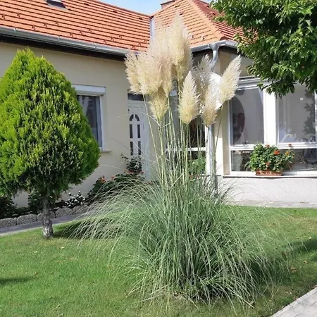 Apartmán In Im Parterre Mit Garten Bük
